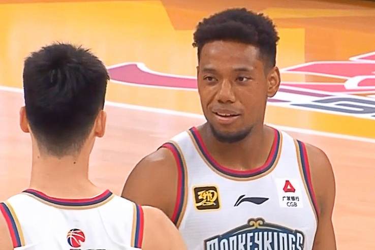 手感不错!祝铭震半场6中4&3记三分拿下11分4篮板