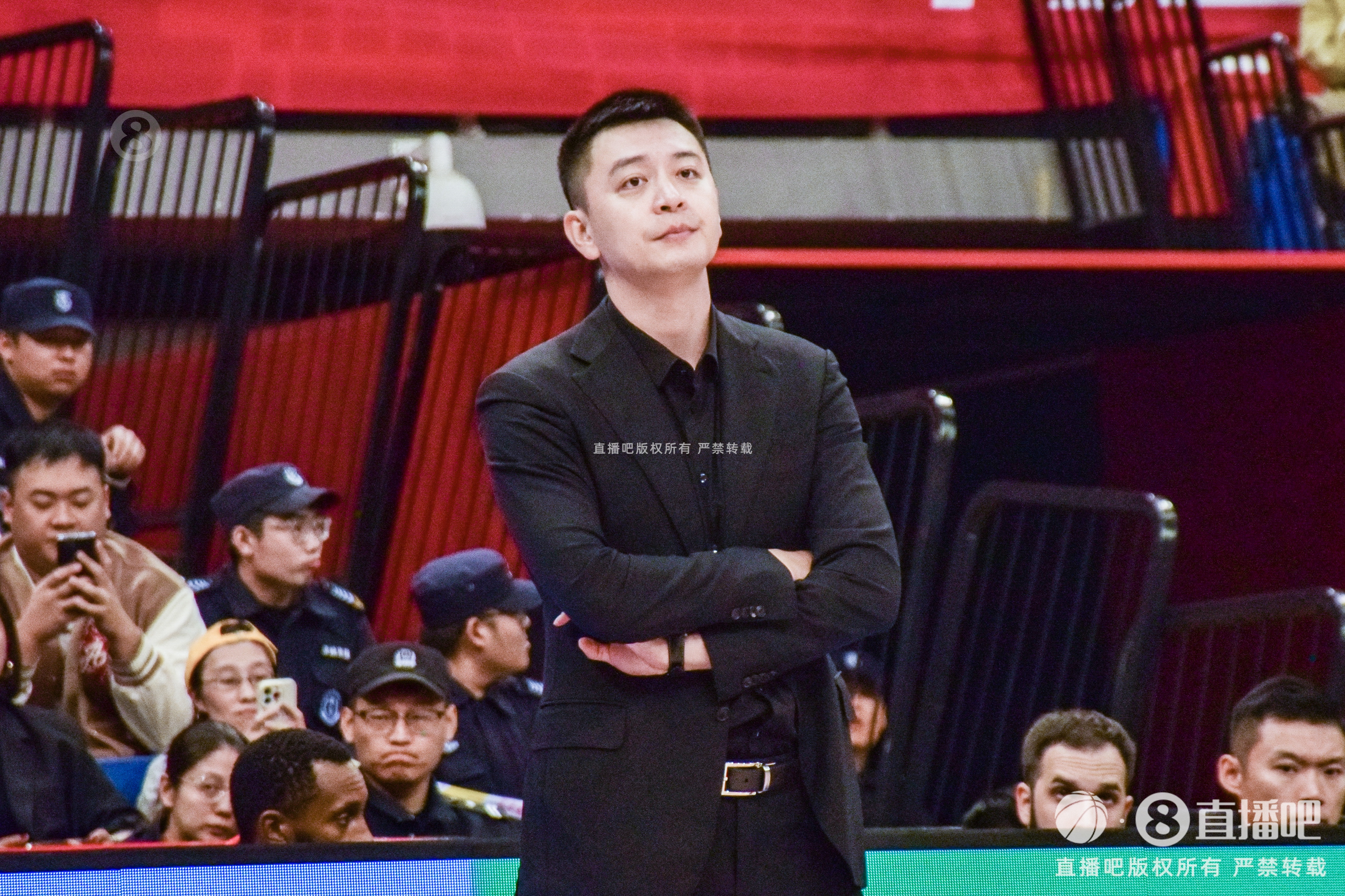 杨鸣:弗格今晚对阵上海缺阵 目前没有想过排名的问题